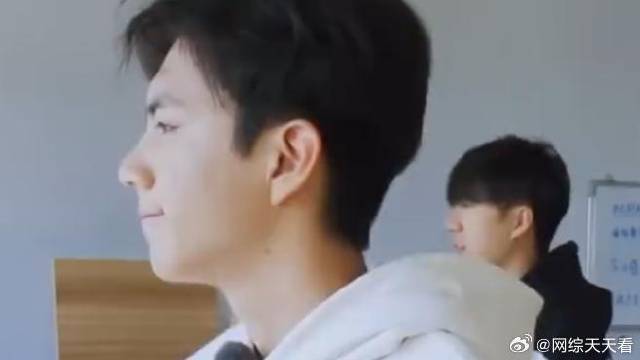 转头就倒个垃圾 看到逍遥在外的两只小狗，越狱成功