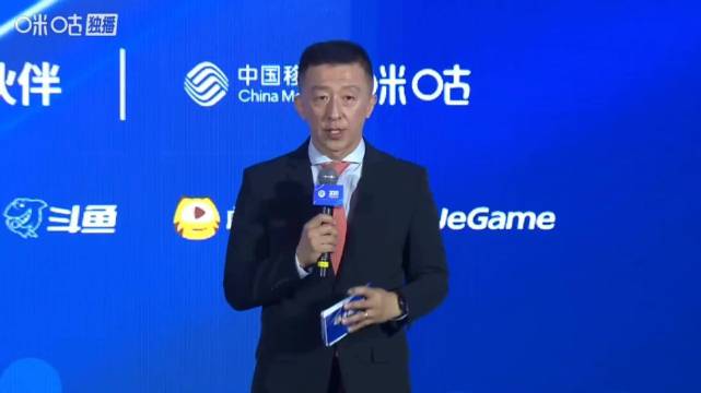 2025中国金球奖 吴曦海港给申花颁奖