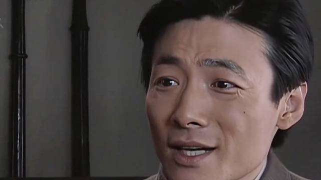 翠萍偶遇抢劫被困警察局，意外遗失重要情报