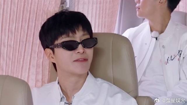 范丞丞贴脸开大！带头磕“昀牵孟绕”，众人笑不活了！