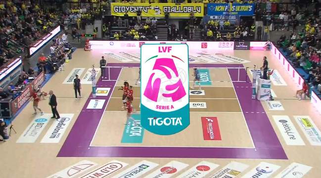 朱婷抢接一传遭西拉撞击伤眼