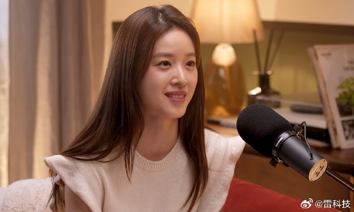 网友如何评价章泽天此次利用播客内容与个人行动联动的做法？