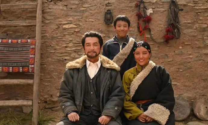 胡歌与剧中角色多杰之间，有哪些相似的人生经历或精神共鸣？