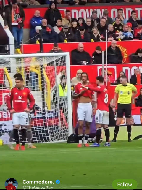 费尔南德斯场边治疗间隙指导队友，曼联2比1胜水晶宫