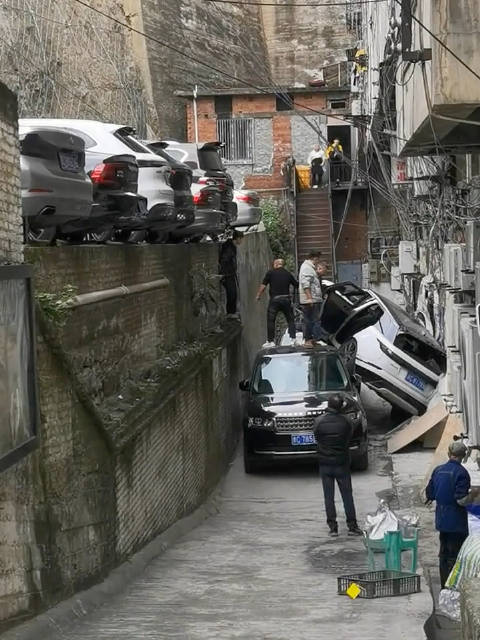 星脉倒车坠落砸中下方揽胜