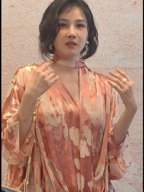 陈小纭亮相米兰时装周，与陈妍希同框看秀