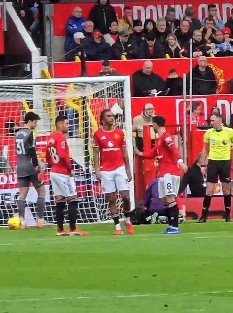 曼联0-1落后B费中断时指导队友，助球队2-1逆转水晶宫