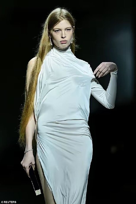 薇薇安·威尔逊的这次T台首秀在时尚界和社会上引发了哪些讨论？