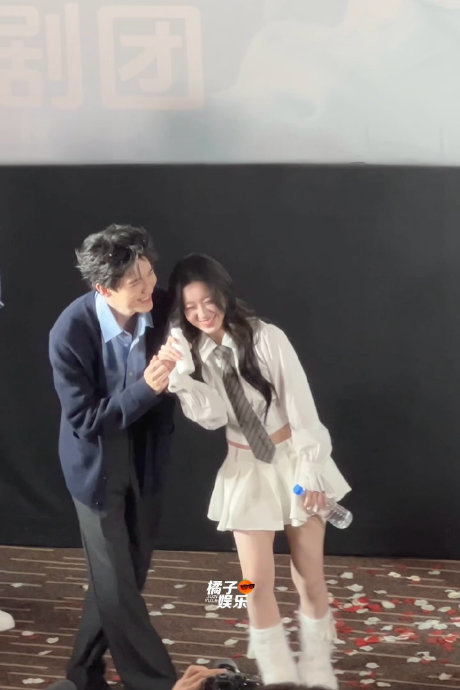 周翊然包上恩蒙眼互动引爆全网，500万赞名场面神还原！