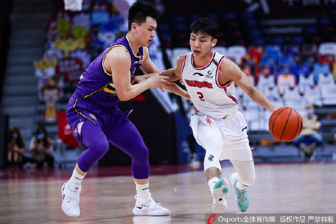 易建联当年能够连续四年获得CBA常规赛MVP的原因是什么？