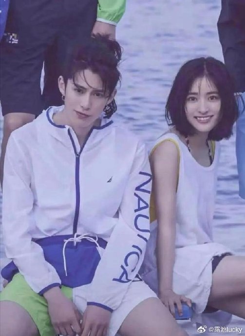 王鹤棣和沈月在《亲爱的客栈》中的社死名场面具体是怎样的？