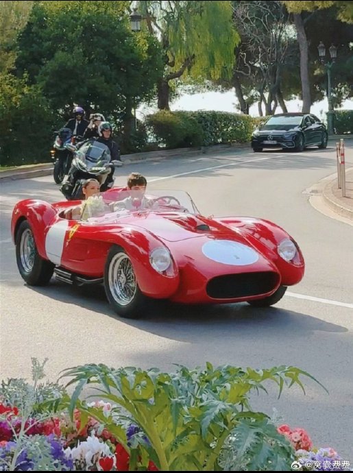 法拉利250 Testa Rossa亮相，三红衣男子之一新婚