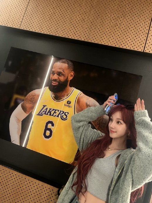 宋雨琦与勒布朗·詹姆斯海报合影的地点和具体时间是什么？