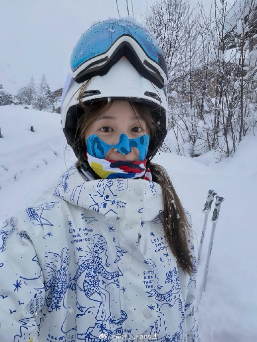 章泽天在播客节目《小天章》中访谈了哪位嘉宾后，决定进行此次雪山徒步？