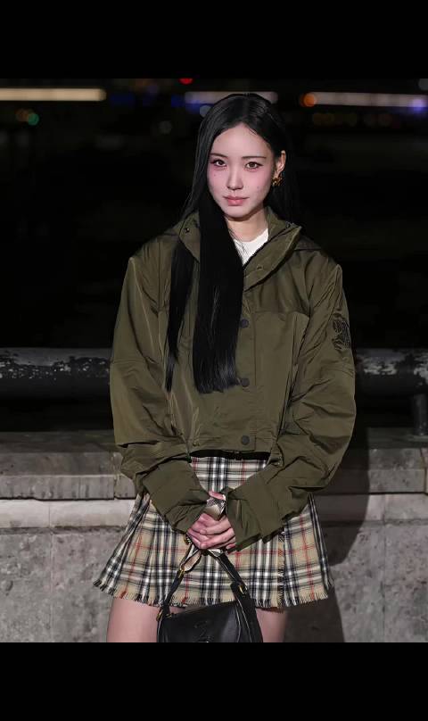 小S二女儿Lily亮相伦敦时装周，穿巴宝莉经典造型甜美出席