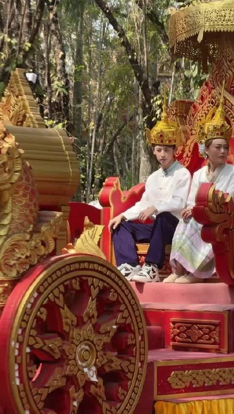 小鬼王琳凯傣王造型巡游惊艳亮相