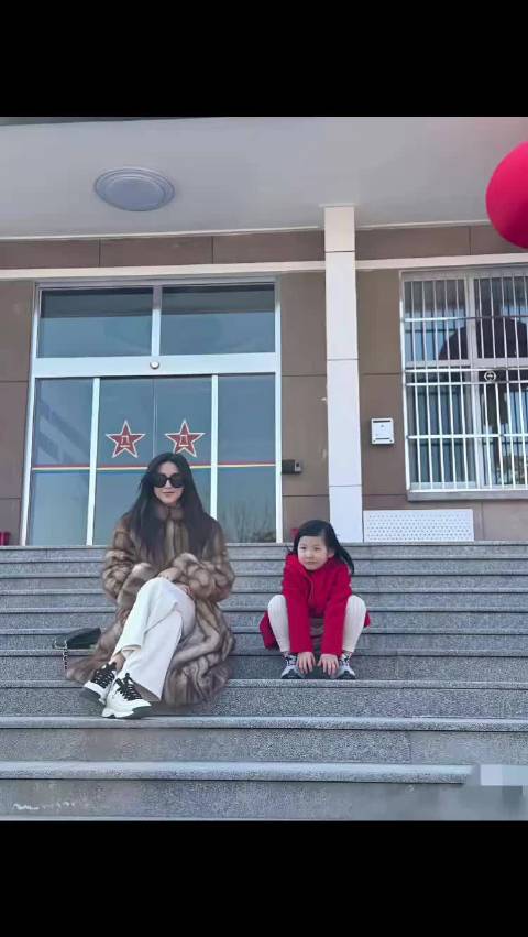 朱珠探望百岁开国少将遗孀，干休所内显名媛真底蕴