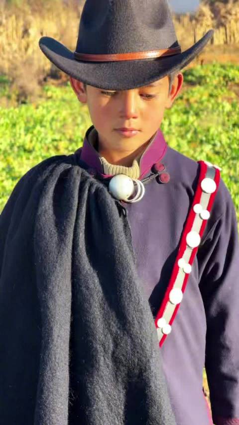 凉山13岁小孩哥神似彭于晏走红