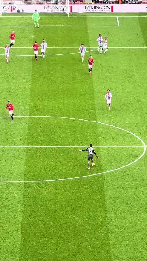 B费库尼亚默契配合助曼联2比1胜水晶宫