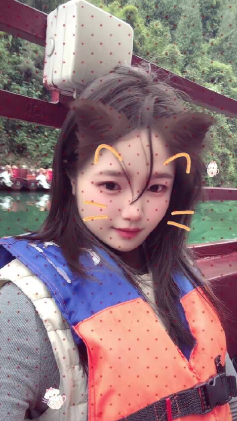 重庆游客穿拖鞋吃火锅游濯水暗河赏古镇夜景