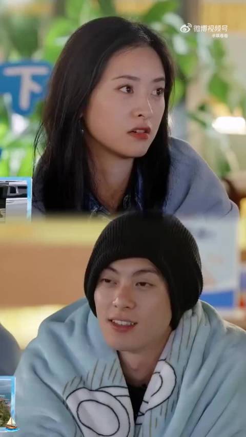 王鹤棣沈月回顾流星花园吻戏害羞捂脸