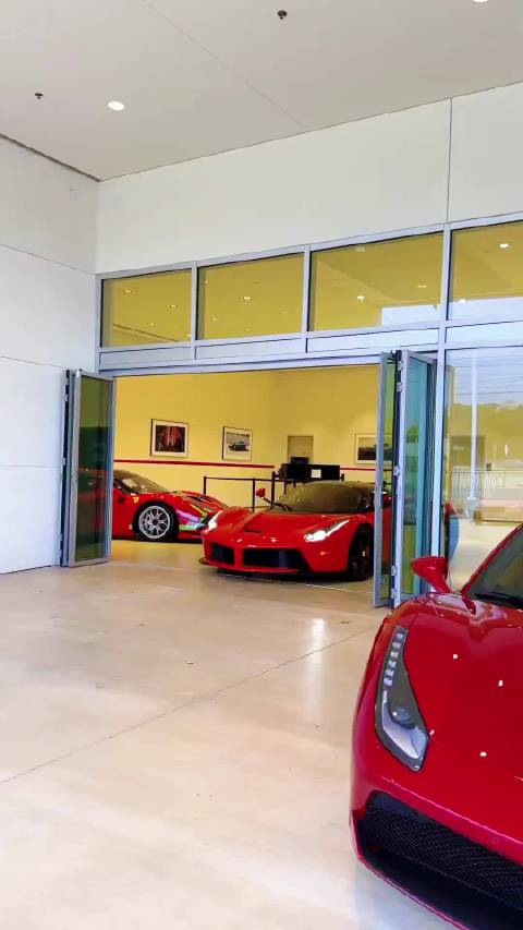 “这一抹红，叫法拉利红，也叫开门红！”