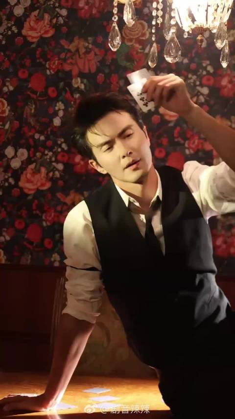 高伟光金丝眼镜造型尽显熟男从容