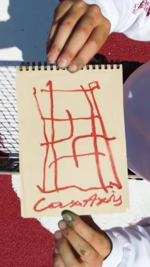 艺术家Lucas Benarroch设计硬地网球场倡导自由体验