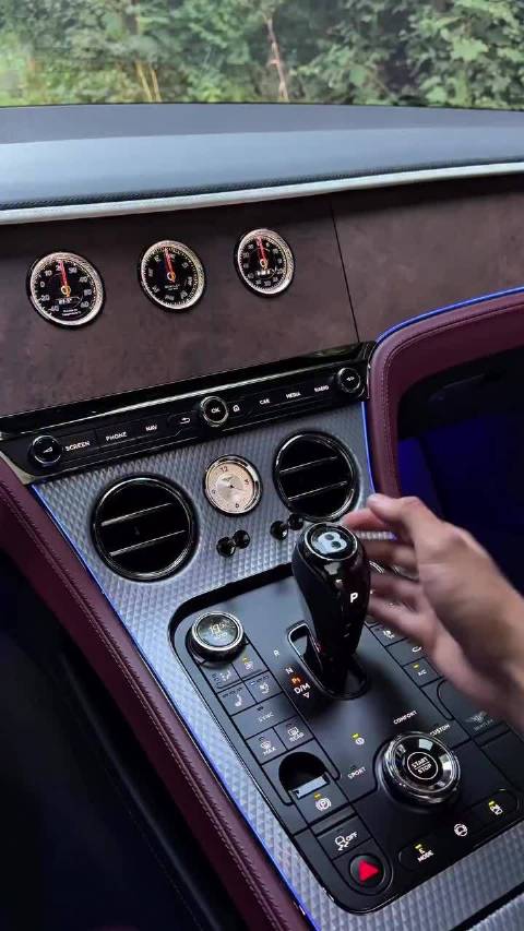 8年了，宾利的翻转屏还是非常经典优雅