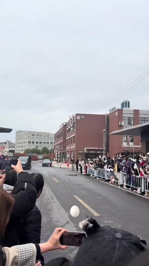 虞书欣在横店走时装周被质疑了