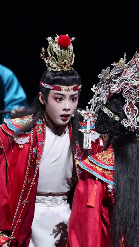 郭碧婷杨谨华专程观看陈丽君越剧演出后台拥抱叙旧