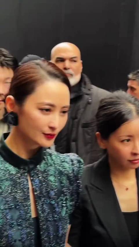 蒋勤勤米兰时装周首秀演绎东方美学，蓝绿刺绣套装尽显大气温婉