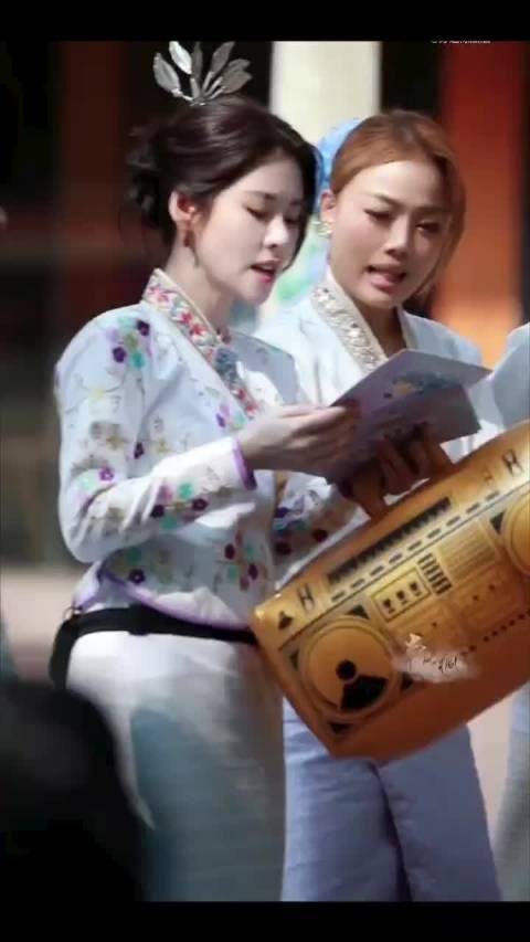 张碧晨穿淡雅傣装亮相，孔雀纹饰尽显傣族公主风范