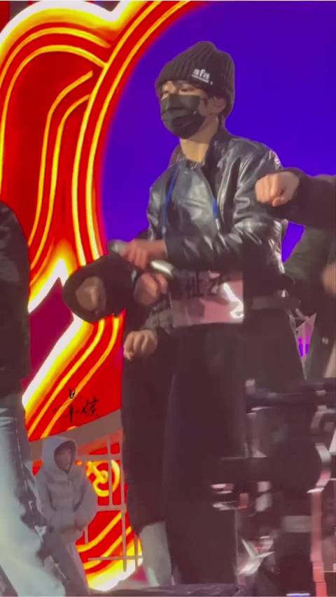 穆祉丞携TF_ING湖南卫视元宵晚会连唱两首,与蔡国庆创新演绎《白龙马》