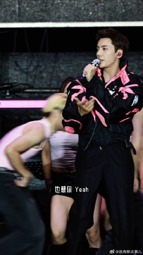 陈伟霆南京音乐节唱跳《Love U2》，自己作曲的粤语歌