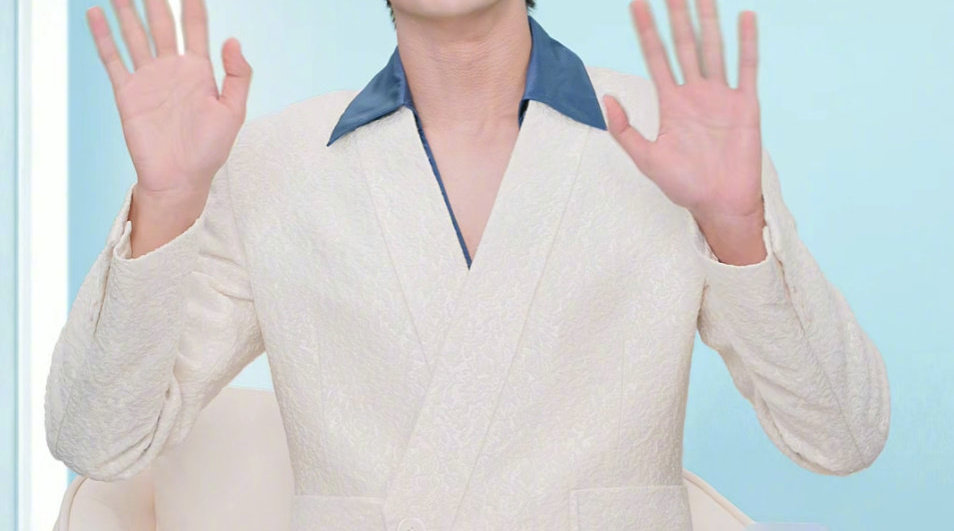 李沛恩马年首场直播秀湖南美食、演技挑战