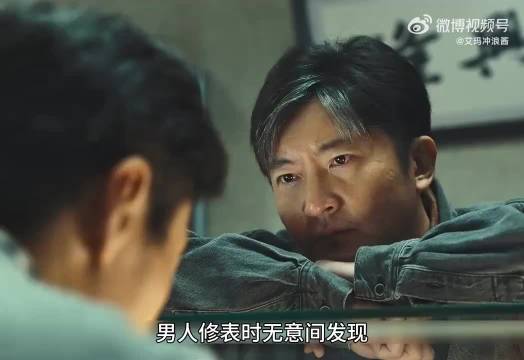 男人修表时无意间发现，修表师傅的小拇指上竟然有老茧