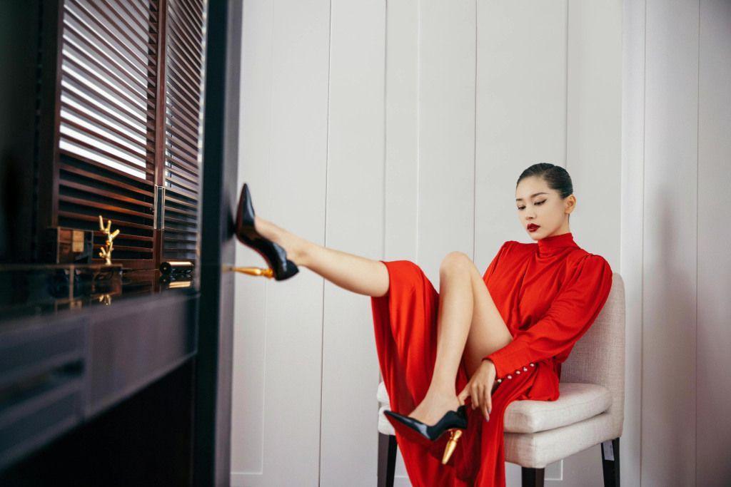 王子文又美出新高度了!穿搭不仅优雅大气,还很显腿长