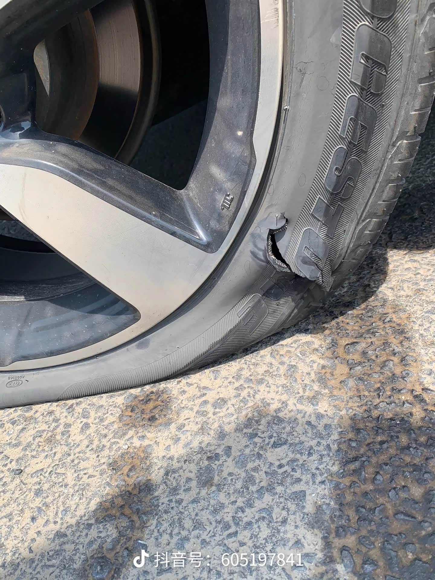 爆胎时我们应该怎么做_悦意07论坛