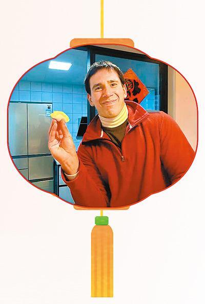 来华工作的阿根廷籍人士宝弟在上海同事家中过春节。韦蕴琛摄