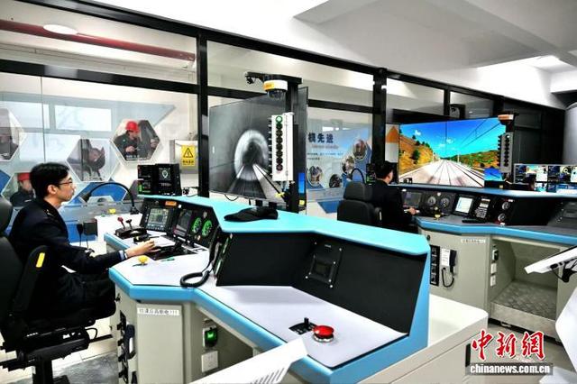 在1:1模拟驾驶室，新职2万吨重载列车主控司机得以零风险演练雨、雪、大风，以及线路异物等驾驶场景。 郭俊峰 摄