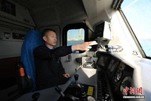 从普通司机成长为中国首位3万吨重载列车操纵者，景生启亲历了中国重载铁路从无到有、从弱到强。 郭俊峰 摄