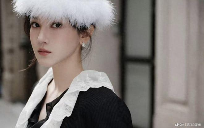 陈小纭米兰时装周惊艳亮相，两组look都很绝美