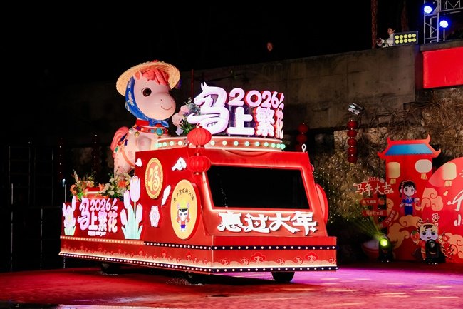 惠女游灯闹元宵 雨中游园别样风情