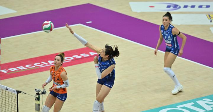 加比和朱婷相撞被送医！庄宇珊欧挑杯资格赛失利，王媛媛四强无望