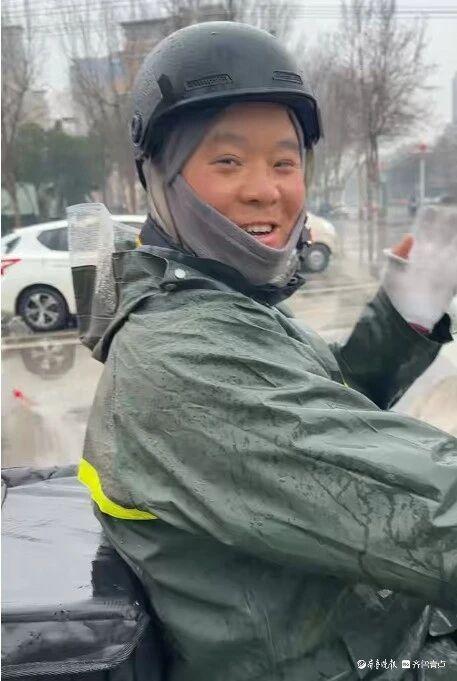 “就是顺手的事儿！”全城寻人！冒雨给交警送伞的外卖小哥找到了