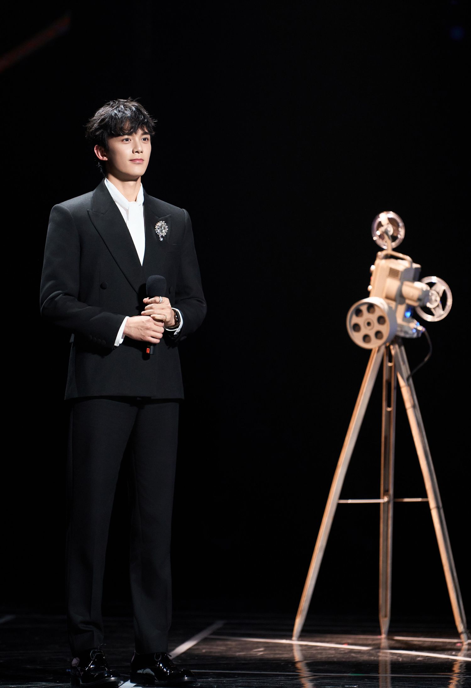 [吴磊][新闻]250614 吴磊荣获年度品质演员,《东极岛》获年度推荐影片荣誉——本命星新闻