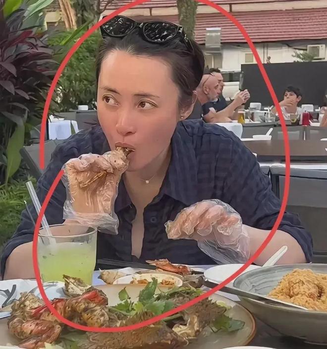 蒋勤勤旅游素颜大方上街,白发分明还不掩饰发际线,自然又自信!