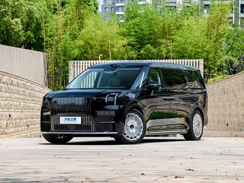 极氪009相比同级别竞品车型有何优势?