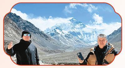 法国游客古特和格兰杰在西藏自治区的珠峰大本营。成都极自游国际旅行社供图